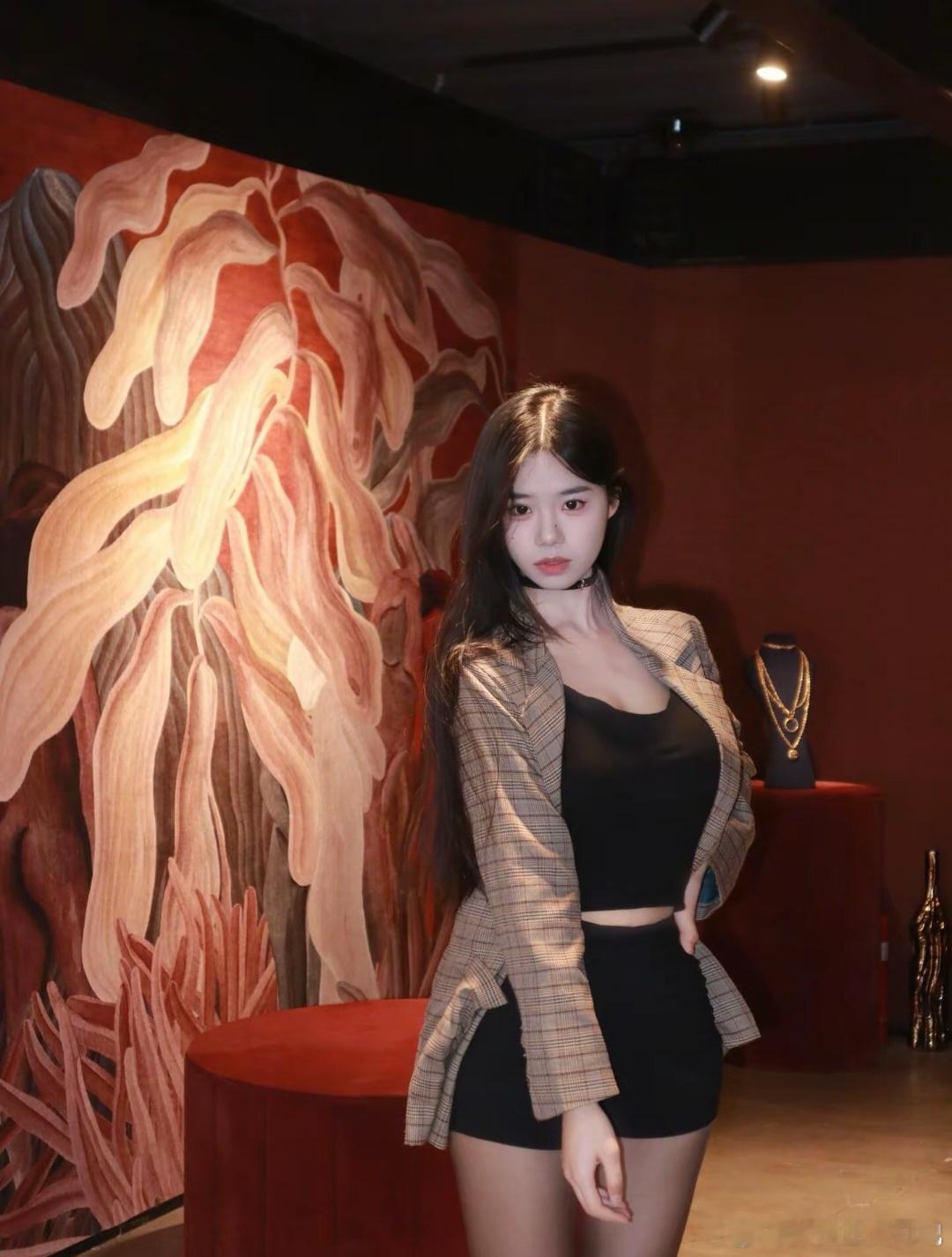 穿衣搭配[超话] 衣服配黑色背心美女精彩人像[超话] ​​​