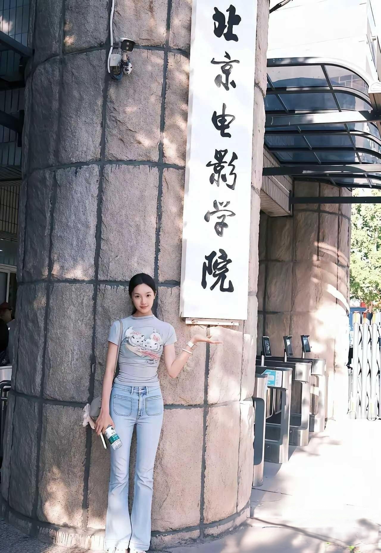 现在影视寒冬，中戏、北电、上戏那么多学表演的不演戏进公司应该都抢着要吧？