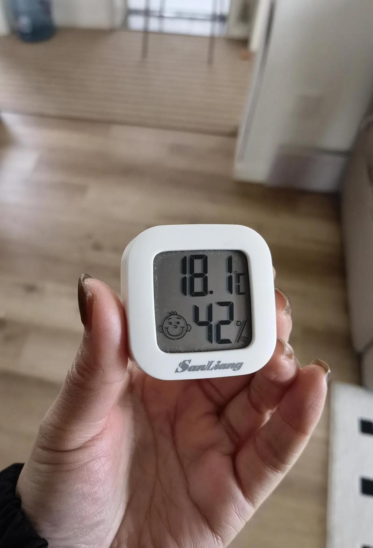 这个暖气温度真是让人无言以对
朋友家都穿短袖我家穿秋裤都有点冷，一样交钱真让人寒