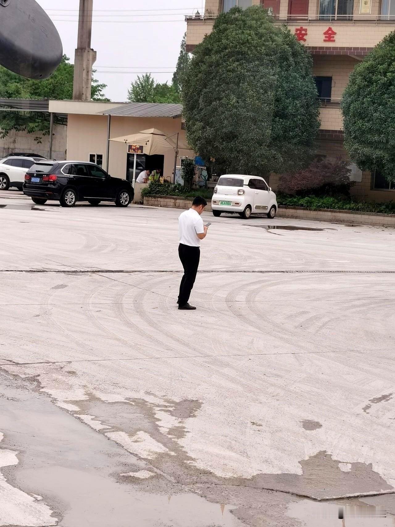 从21号起，拌合站像被按了暂停键，白天车场风吹草动都听得见。
出货只剩几十、顶多