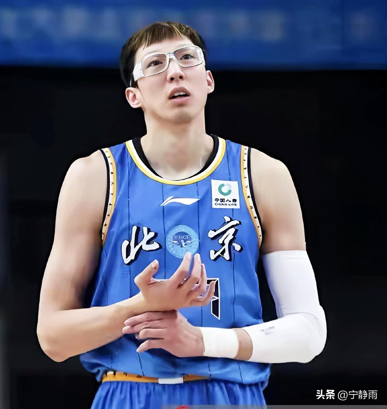 CBA国内球员十大中锋效率值排行榜（官方数据）如下:
第一名:周琦，场均11.6