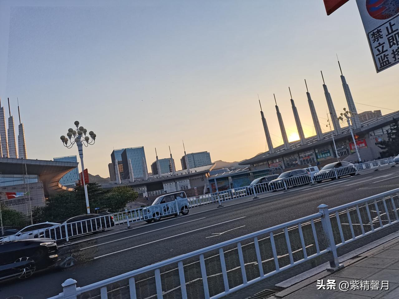 傍晚天色渐变，淡蓝混着浅橙晚霞，沿岸建筑与海面相映，风景干净清爽。没有匆忙赶路，
