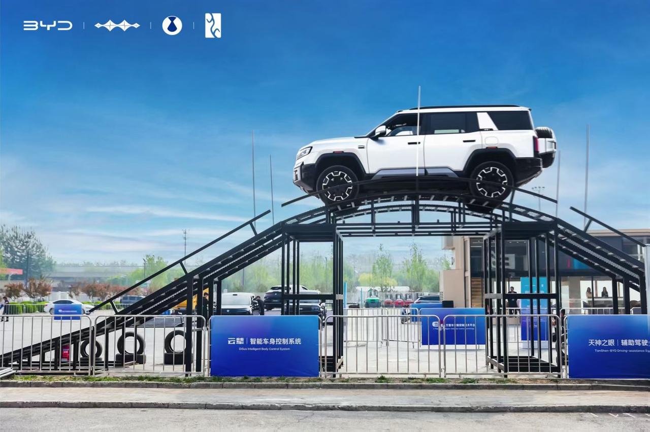 比亚迪集团专馆
「京」艳亮相2026北京国际车展
人潮涌动 强势集结
观者云集 