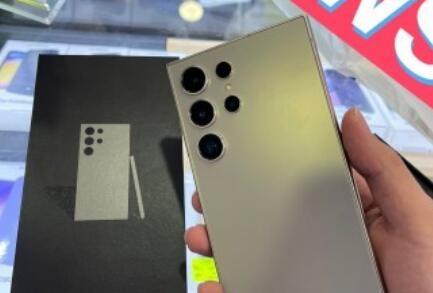 据说是三星Galaxy S24 Ultra的真机图。如果是真的，那么对喜欢直面屏
