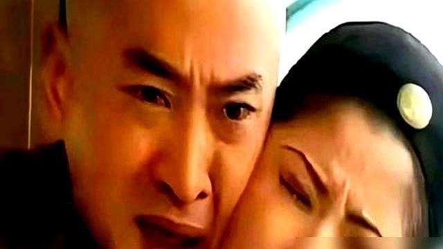 450度近视摘了隐形眼镜拍戏，哭喊全靠听声找方向，导演没喊卡直接一条过。

当年
