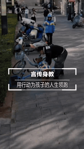 终于明白孩子为何不能给奶奶带！一位奶奶带孙子，当孩子故意把路边的共享单车推倒时，