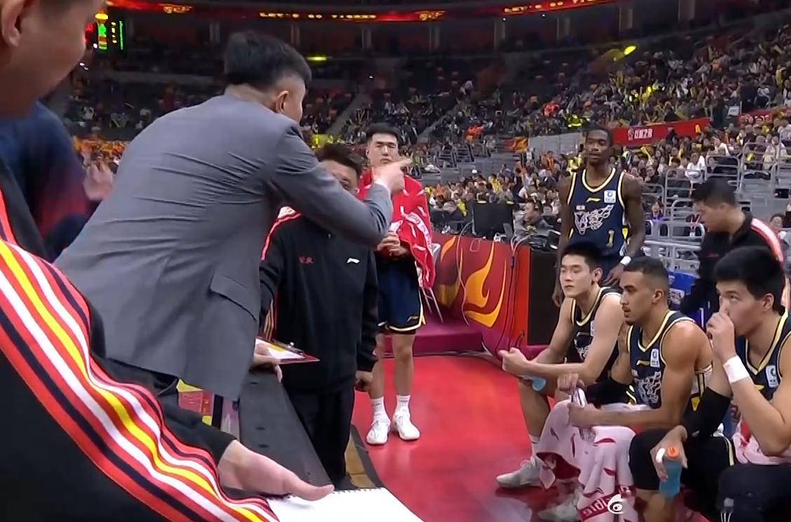 山东第二节一上来打了广东一个7-2，焦泊乔篮下打了山东一个，暂停的回放镜头给到邱