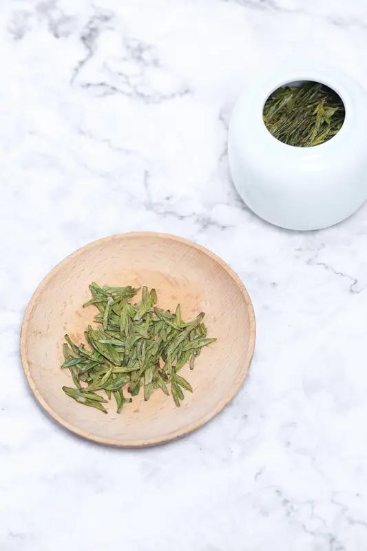 试龙井新茶
春山翠霭湿云芽，活火闲烹雪乳花。
一盏清芬堪漱玉，不须七椀向君夸。