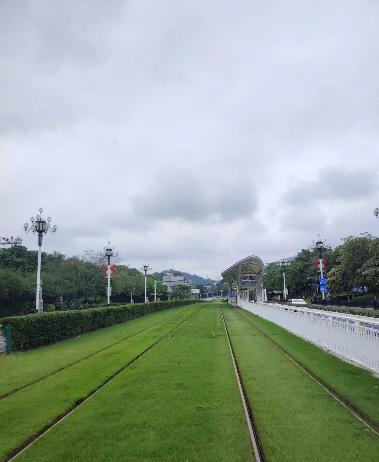 广州黄埔发展欧洲式有轨电车成功，但珠海那个好像失败了，总的来说有轨电车还是不如地
