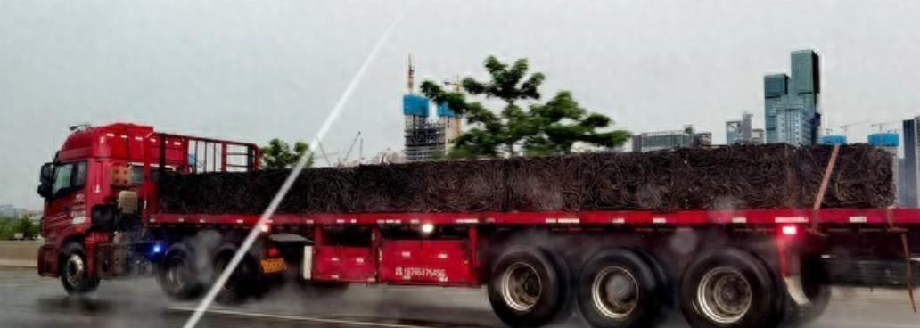 山东男子跑大车，瞒着妻子装了一个监控，没想到出车第一天就拍到这么一个画面。男子经