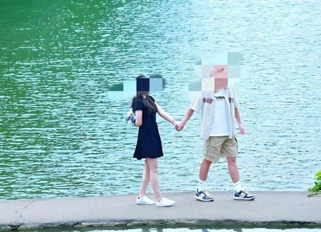 5月11日报道，广东惠州一名20岁男子和16岁同居女友外出游玩，突然收到准岳母共