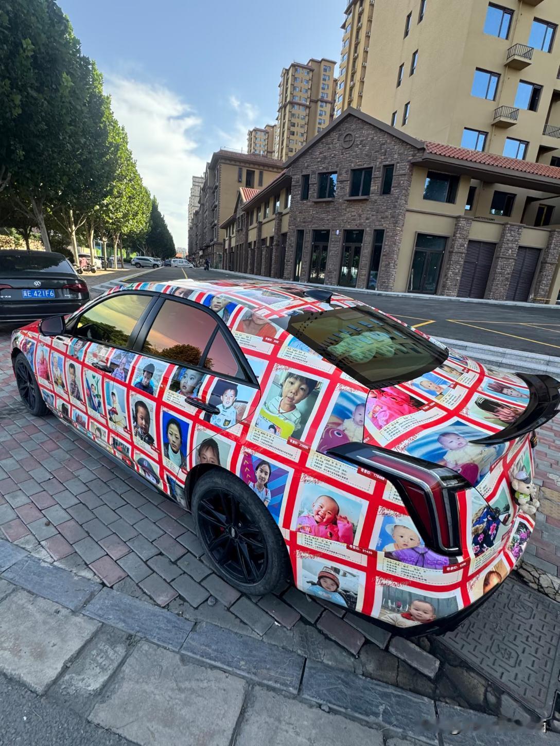 这台贴满“寻人启事”的凯迪拉克，是我见过最有意义的车膜
 
当我们谈论汽车贴膜，