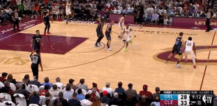 NBA赛场之米切尔的欧洲步幅度真大，从南极晃到北极！
  米切尔的实力是毋庸置疑