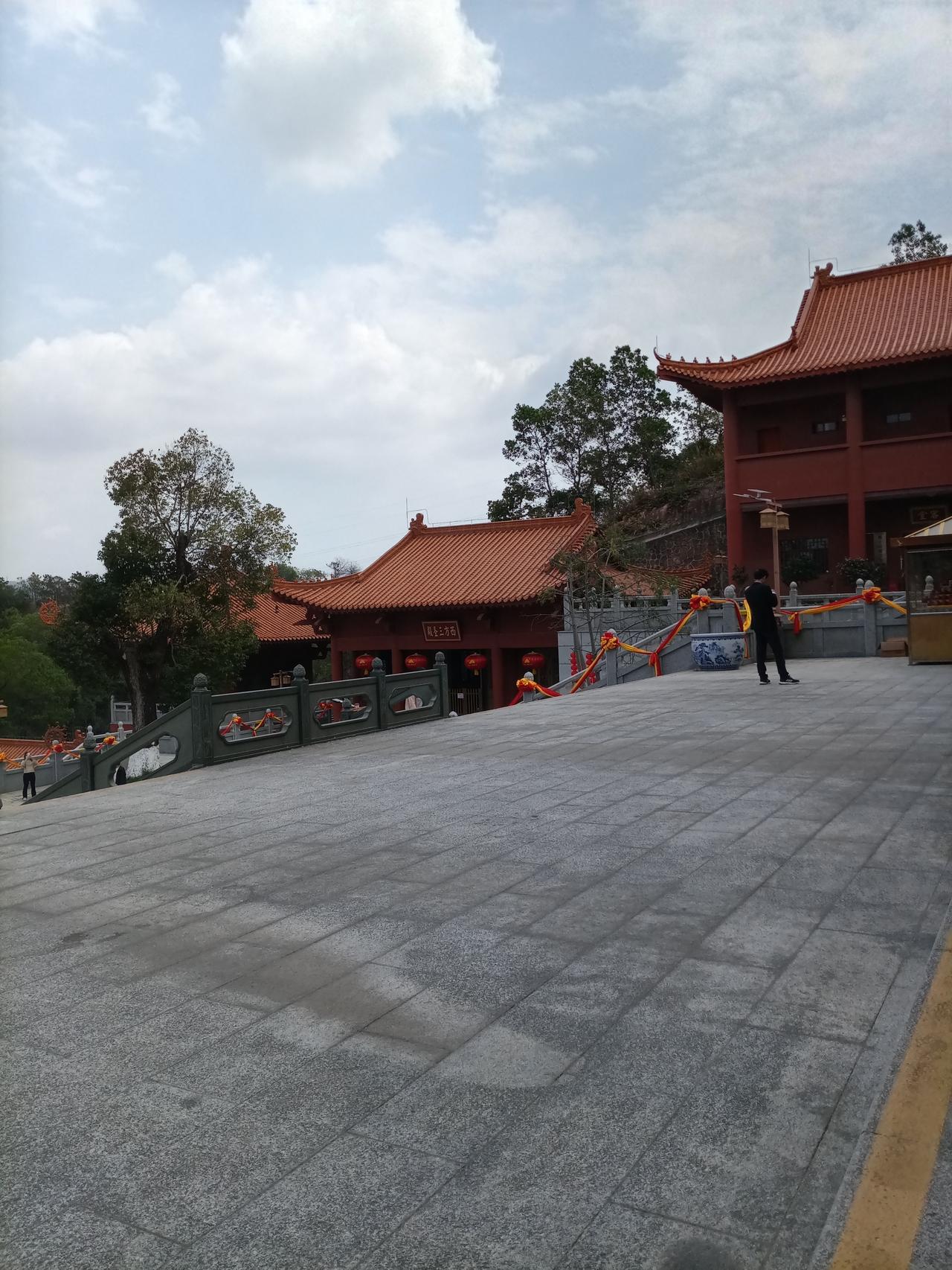 二十多年前深圳的乱象，如今的年轻人恐怕很难相信。我当时在观澜高尔夫球场里建别墅，