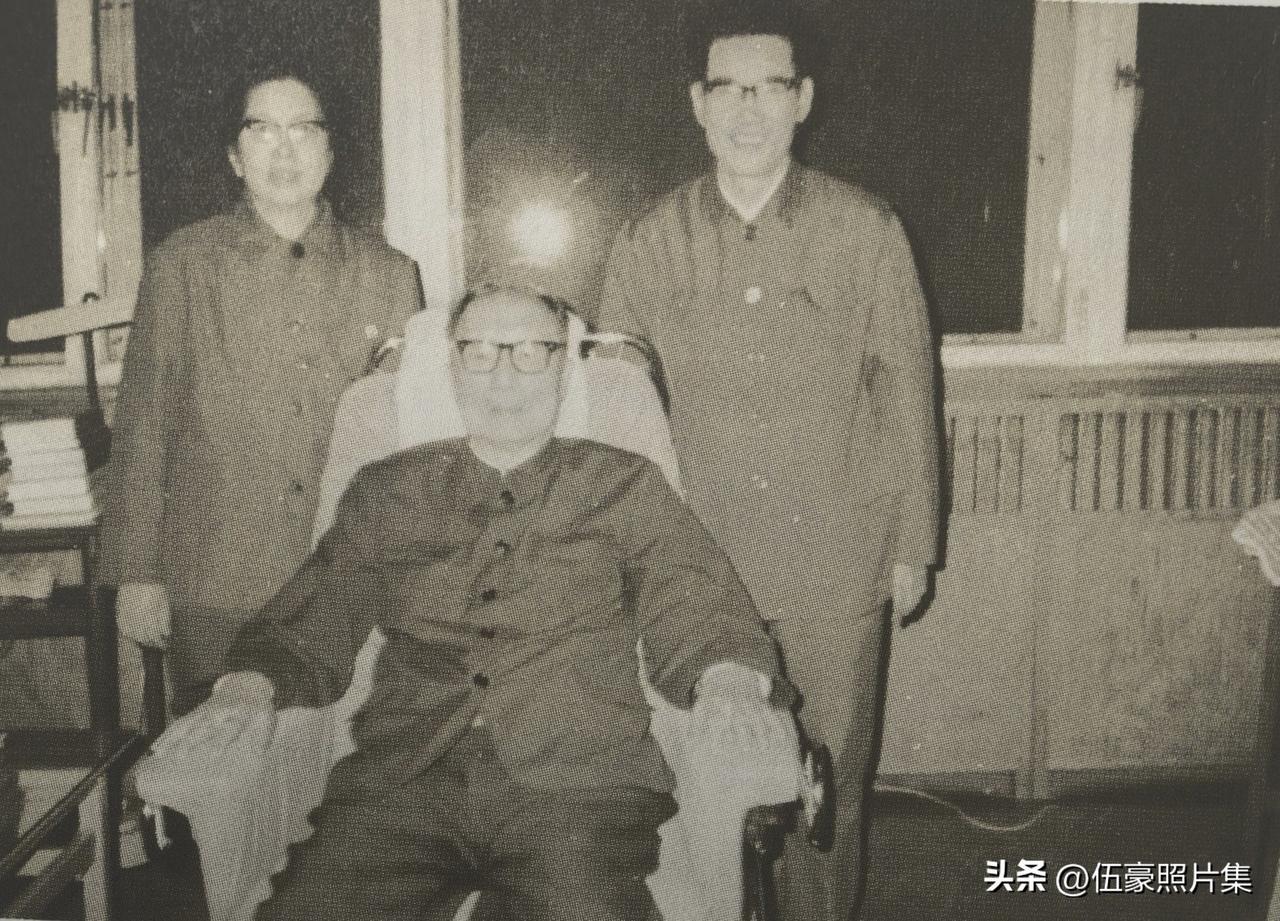 1983年1月15日，彭士禄夫妇拜访聂荣臻，在聂荣臻家中合影。早在1967年，核