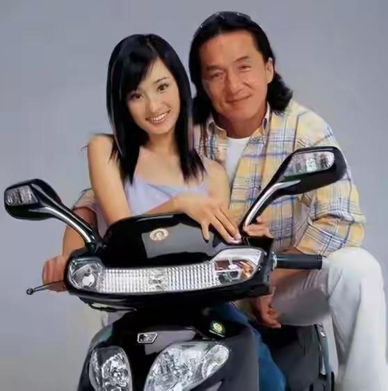 成龙
杨幂
2002年合影