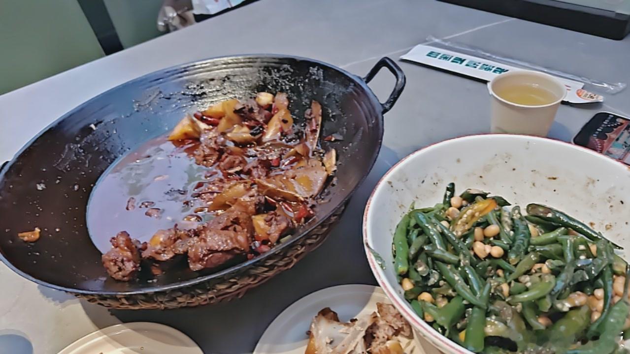徐州什一餐厅，地锅鸡，辣炒筋头真不错，推荐在徐州的朋友可以去尝一尝！不可辜负的美