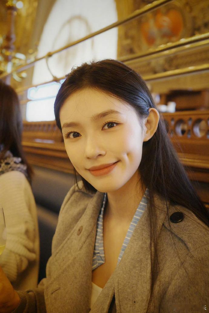 林允巴黎look林允气质大女主这一块 林允晒巴黎look，生图美成什么样了都！眼