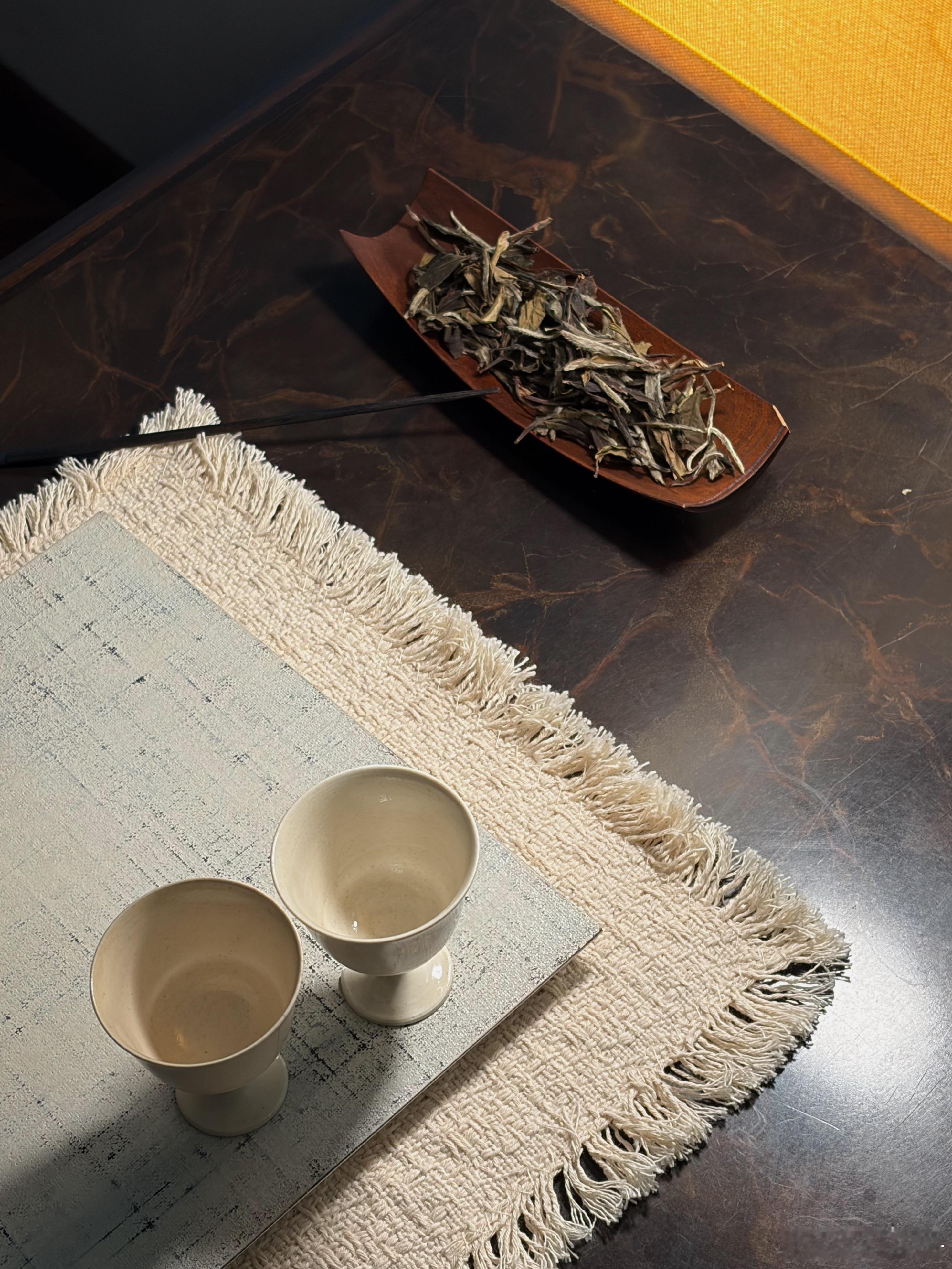 阴雨天有了些秋的味道，早上的茶，香和音乐都是往秋靠拢的。 