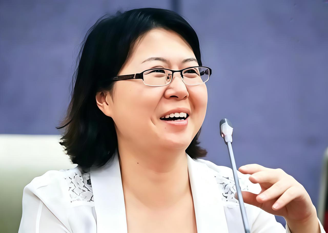这是莫言的女儿管笑笑。管笑笑的求学生涯中全靠自身成绩步步高升。父亲莫言也从未托关