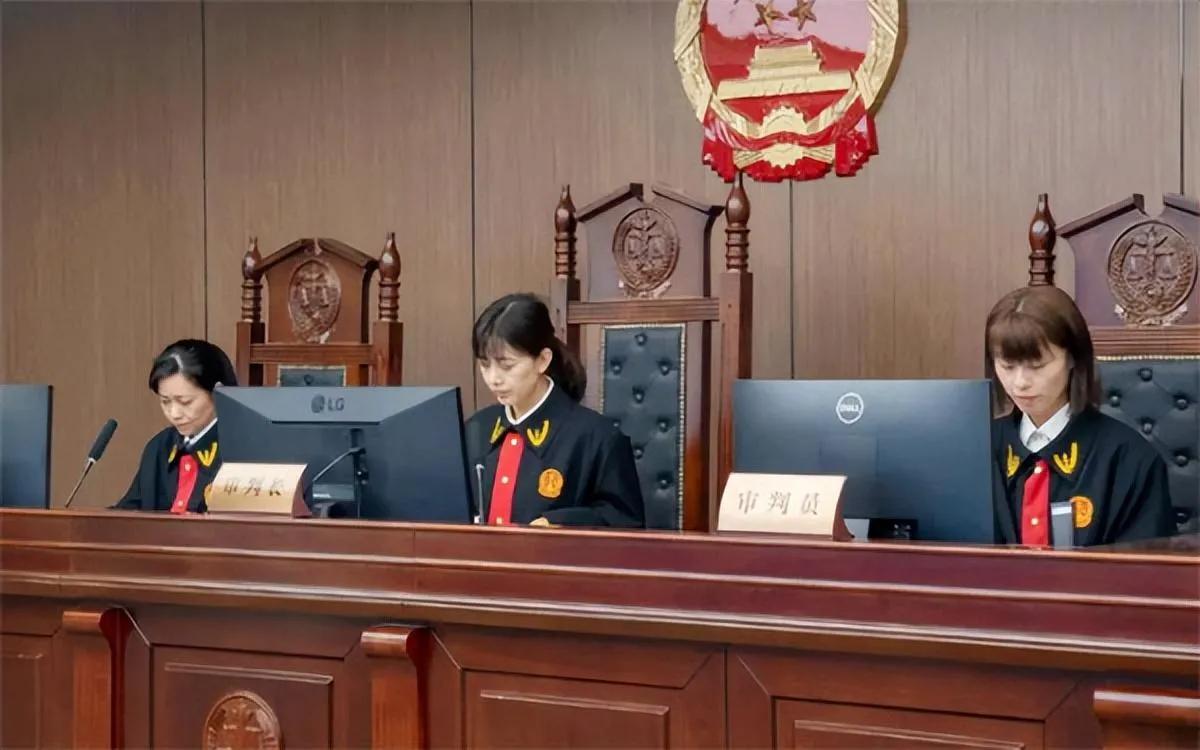 案例：大爷连抽不让座小伙耳光后猝死，家属索赔50万，法院如何判

年轻男子不经意