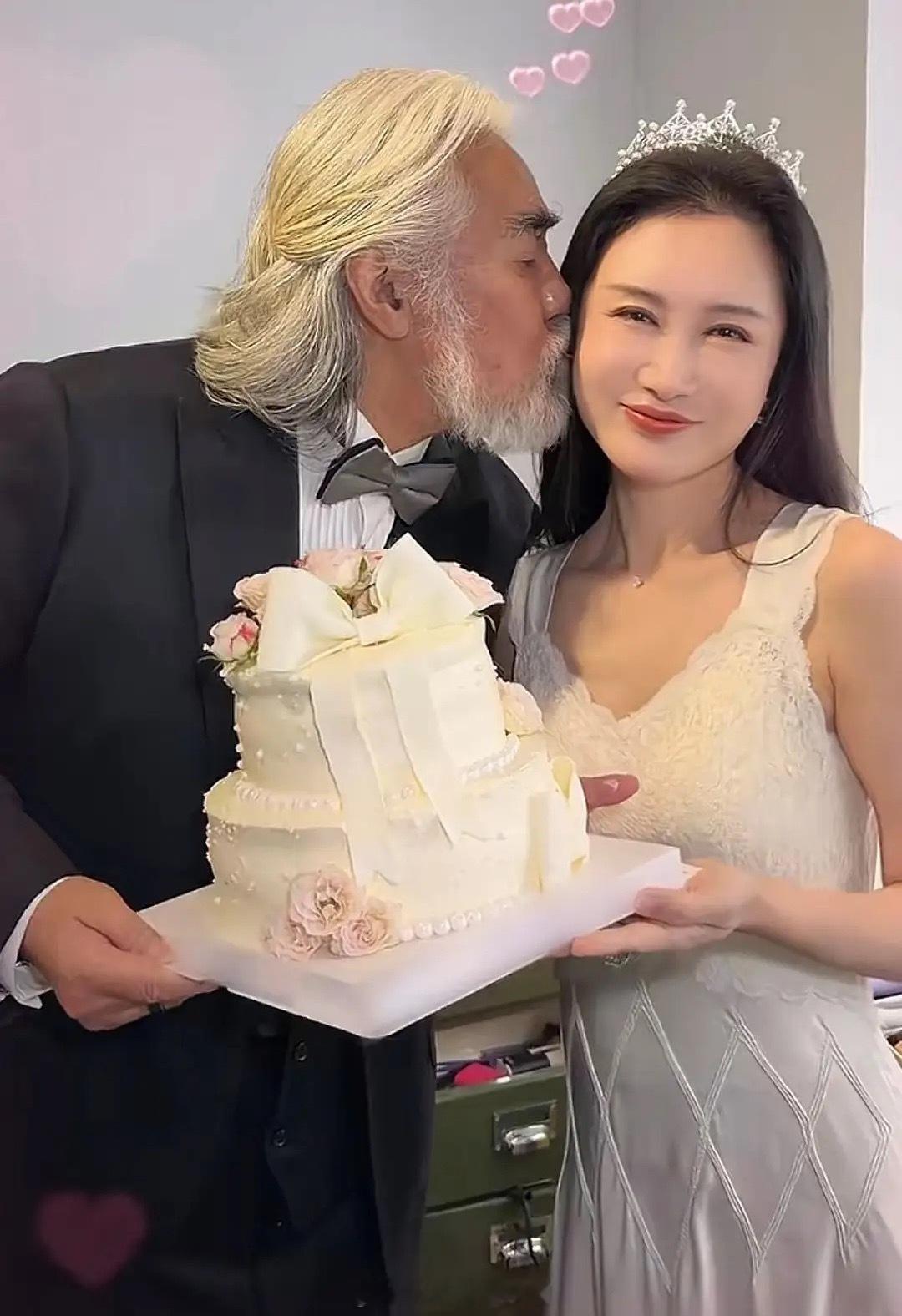 张纪中和老婆庆祝结婚9周年！正巧赶上杜星霖44岁生日，老张偷偷订了蛋糕和鲜花送惊