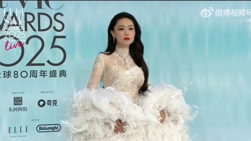 救命！ELLE红毯刷到张馨予直接瞳孔地震！这姐哪是走秀，分明是把“气场”二字穿在