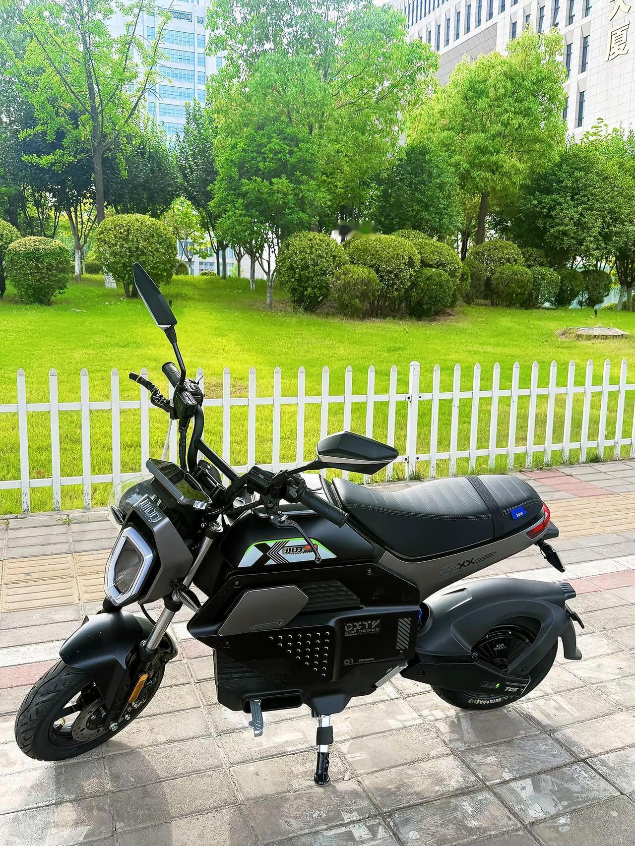 心动小车🚲小刀烈鸟颜值戳到我日常上下班通勤代步 入手小刀烈鸟刚刚好外观配色清爽
