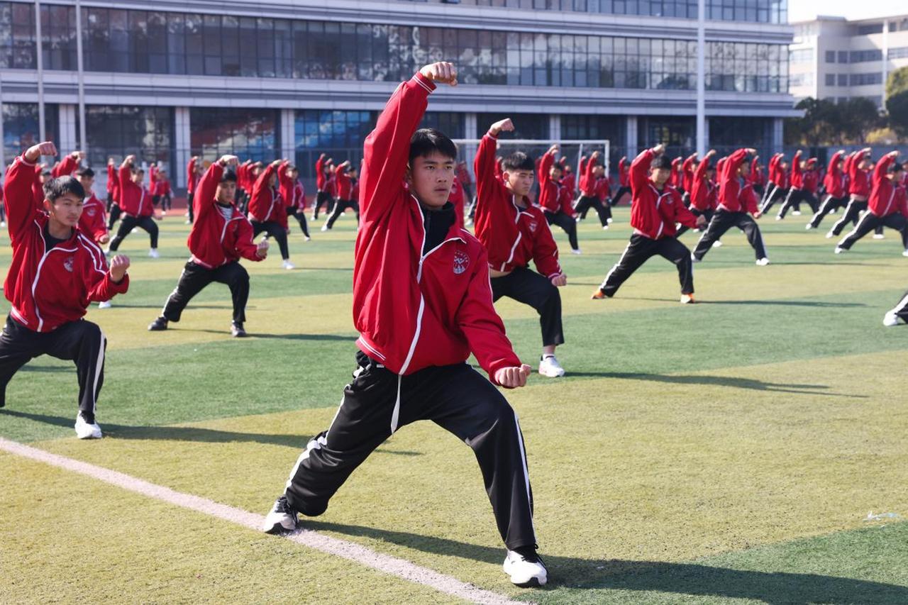 【家长重金托关照反遭不公！周兆成：师德是教育底线，行贿索贿双违法】
 
辽宁家长