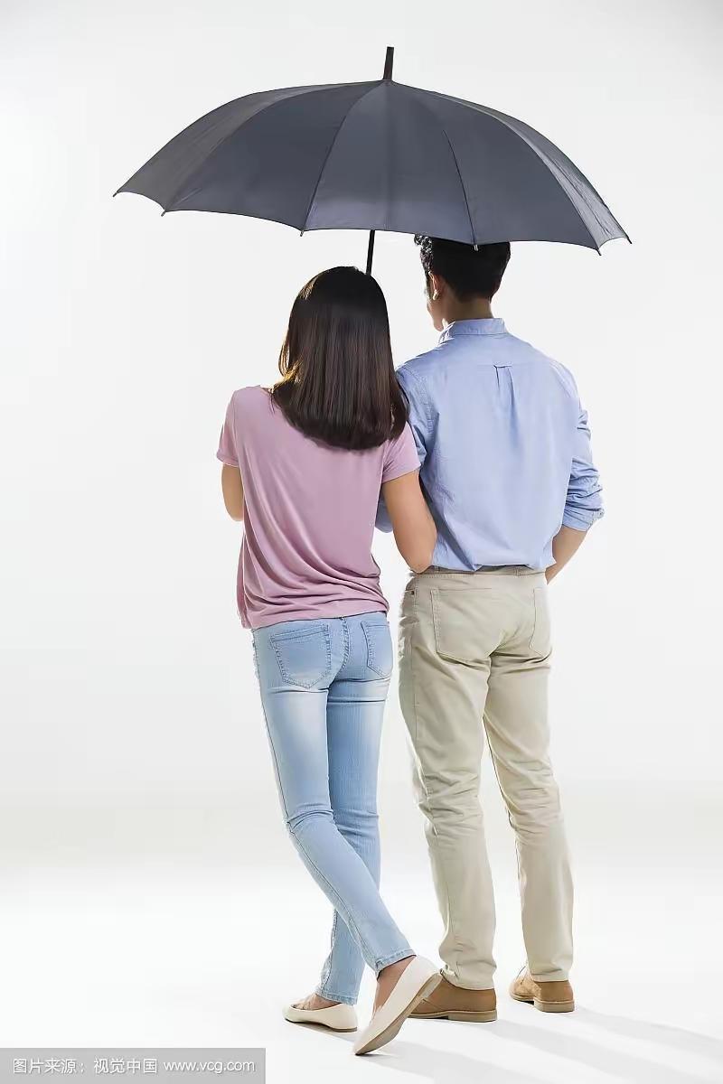 行路把手挽，
雨中同乘伞。
夫妻感情真，
一世同苦甘。