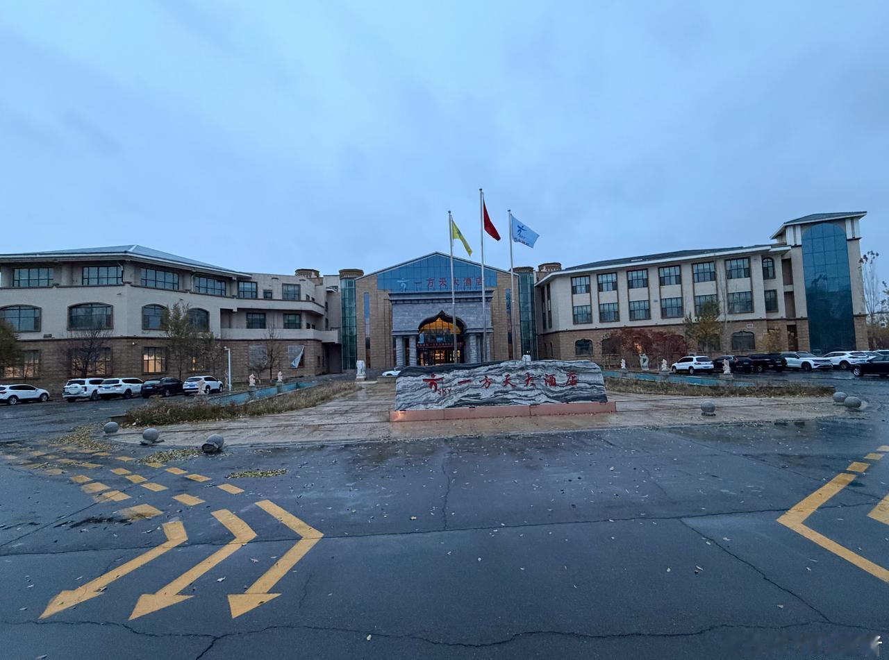 早上九点了，这里天才蒙蒙亮，还下起了中雨。 ​​​