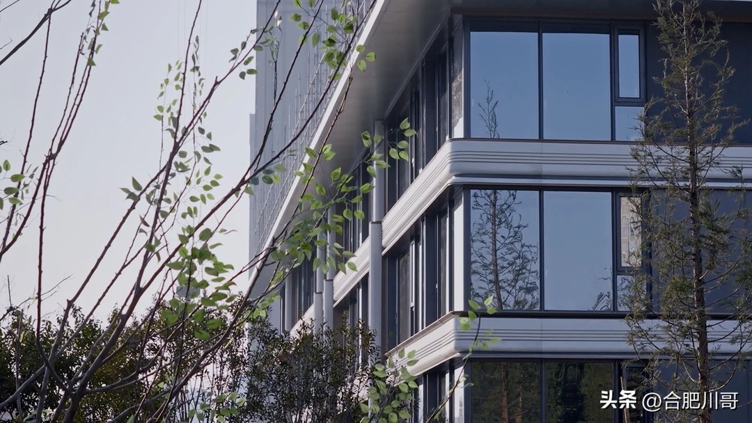 招商在政务东的新盘-百川序，外立面出来了