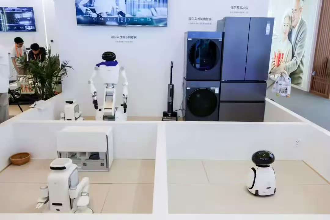 海尔展示行业首套AI智慧养老方案海尔AI陪伴机器人亮相上海老博会6月4日上海国际