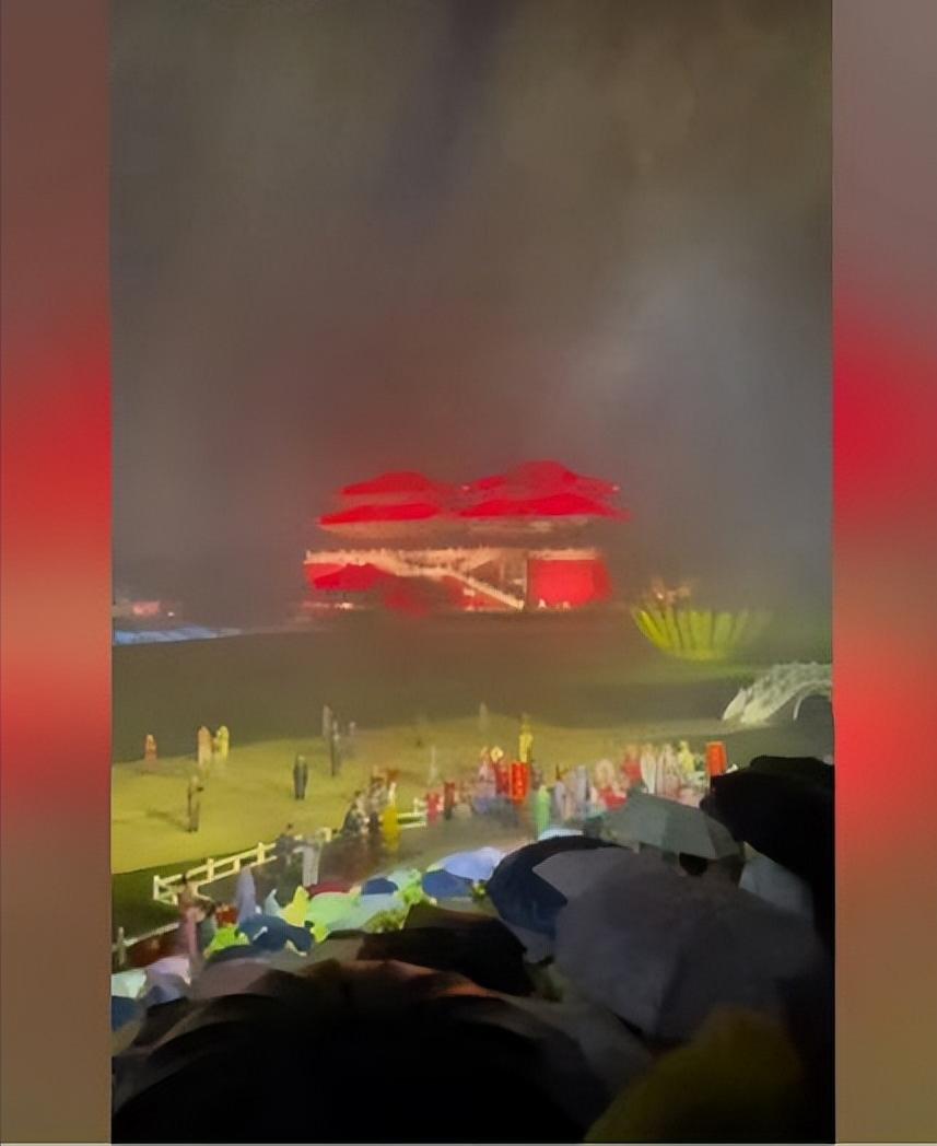 【双向奔赴！景区演员冒雨演70分钟观众无人离席 游客：时长演技均没缩水，很敬业 