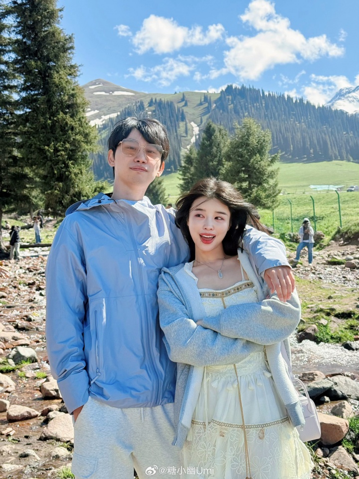 糖小幽分享与Doinb旅游合照：“无奖竞猜这是新疆的哪里？”