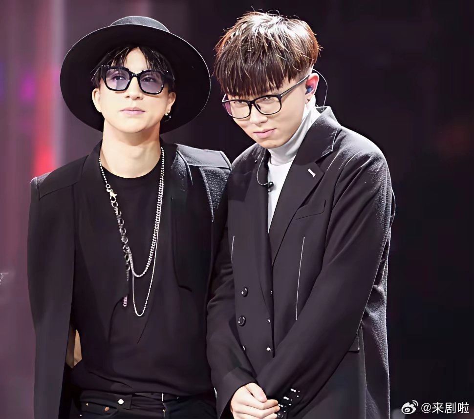 当年，华晨宇对毛不易说：“你写的歌词虽好，但谱曲和乐理知识有欠缺。薛之谦不以为然