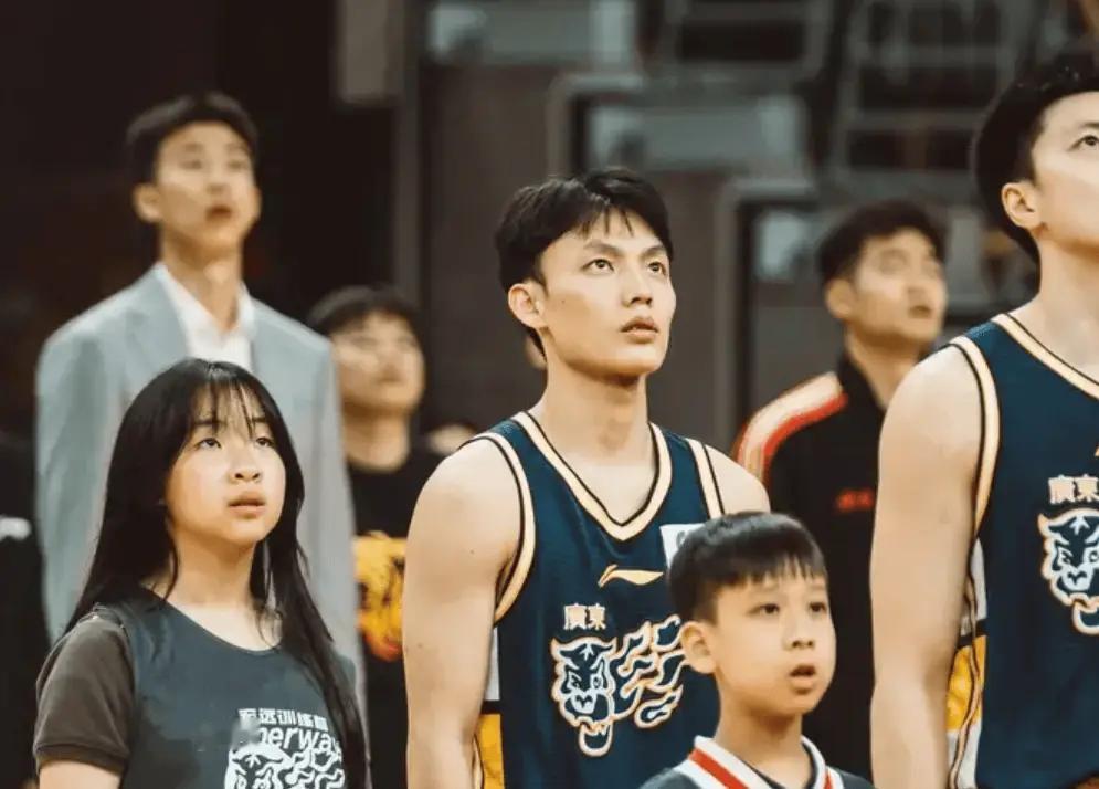 随着北京客场大胜山东，本赛季CBA常规赛最大的悬念是第四名之争，广东和北京谁能占