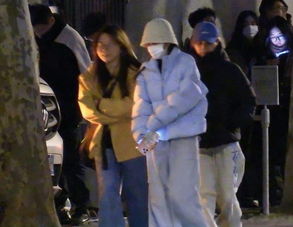 我去 鞠婧祎风波后首次现身了 感觉状态不错 不知道她与丝芭的纠纷会何时落幕鞠婧祎