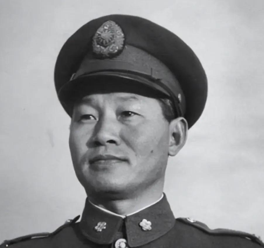 1951年，孙立人脱了衣服上床睡觉，习惯性地搂住老婆，却发现手感不对劲，他一怔，