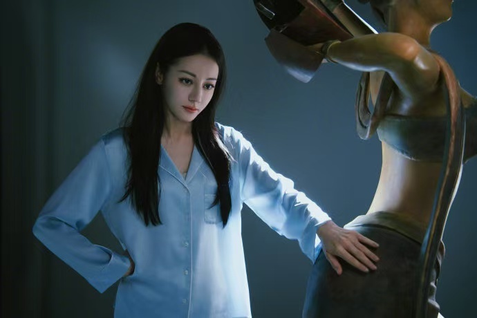 聂九罗发照片，所以迪丽热巴发18宫格聂九罗啦，满分貌美的等到聂九罗上线，我看看是