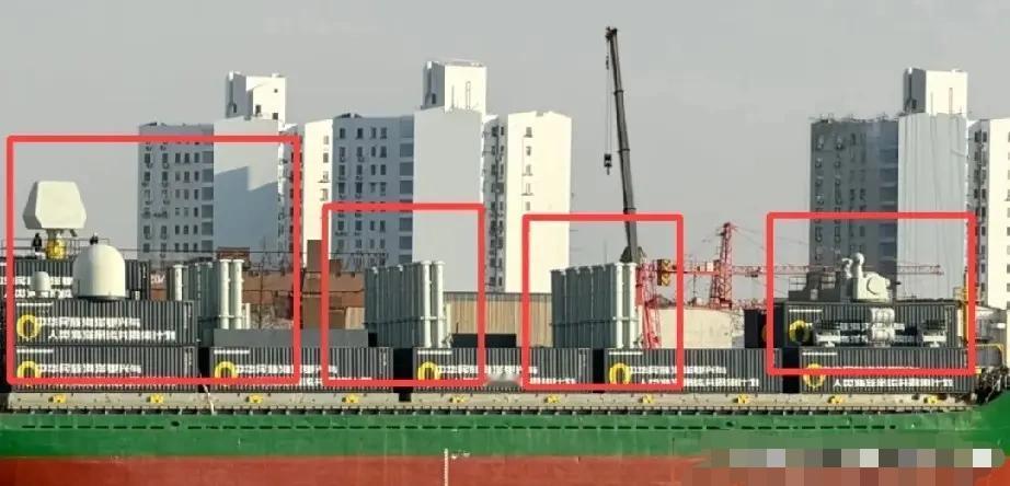 如果这是货轮改造武库舰，那就太吓人了！但是，仔细观察确认，这就是运送舰艇组件的货