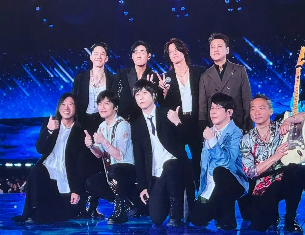 F4五月天演唱会合唱流星雨我的天，这居然是真的！F4真的合体了，合体唱流星雨，还