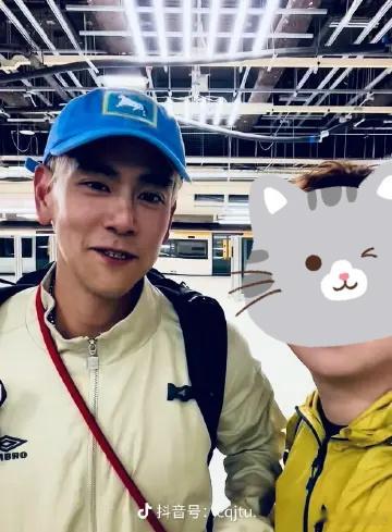 网友英国偶遇彭于晏彭于晏被粉丝贴脸开大网友英国偶遇彭于晏了，好帅呀 