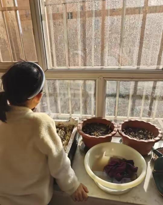 一个人做家务总觉得没劲儿，两个人搭把手又容易拌嘴，三个人一起干还总觉得自己亏了。