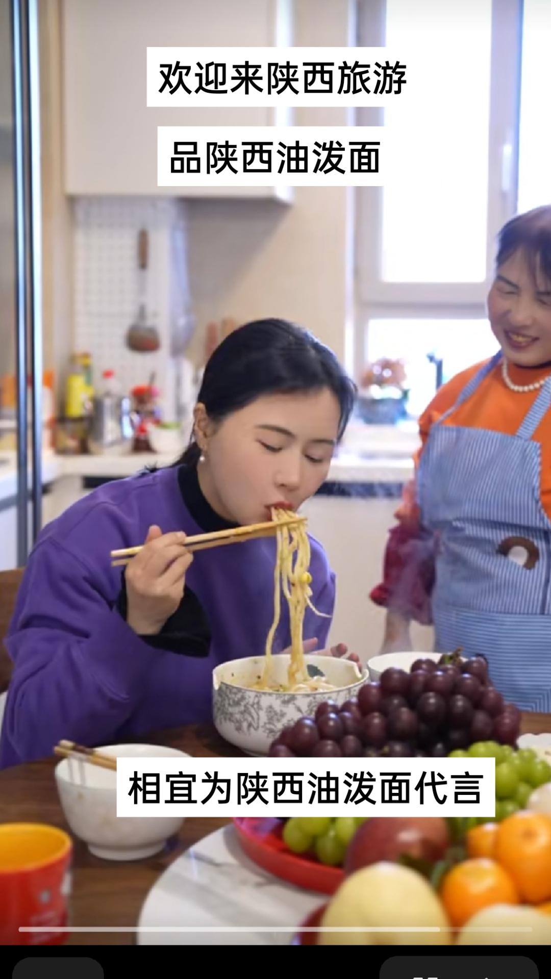     相宜从韩国回到陕西咸阳的家，推开门时，瞬间驱散了旅途的疲惫。她拎出为家人