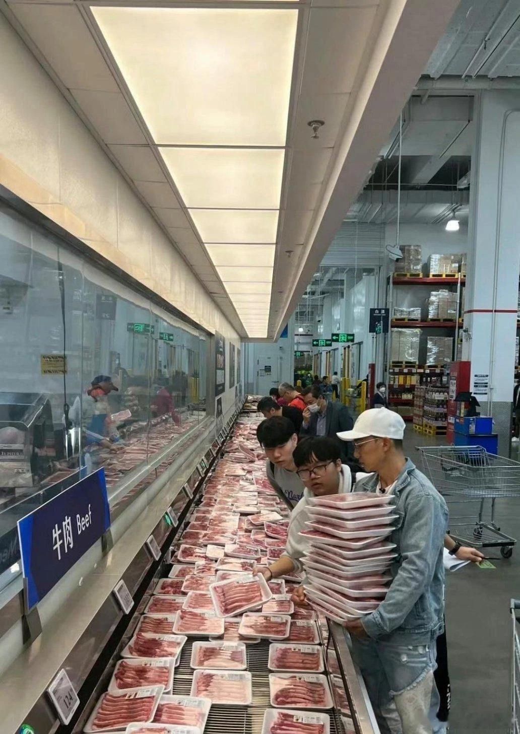 刘畊宏逛超市，买牛肉都是一沓沓地拿，看得我心肝儿颤，钱包都跟着哆嗦。嘿，大明星出