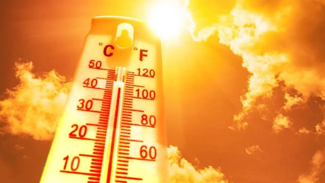印度高温有人想炸喜马拉雅

2026年印度多地气温接连突破50℃，柏油路面被烤得
