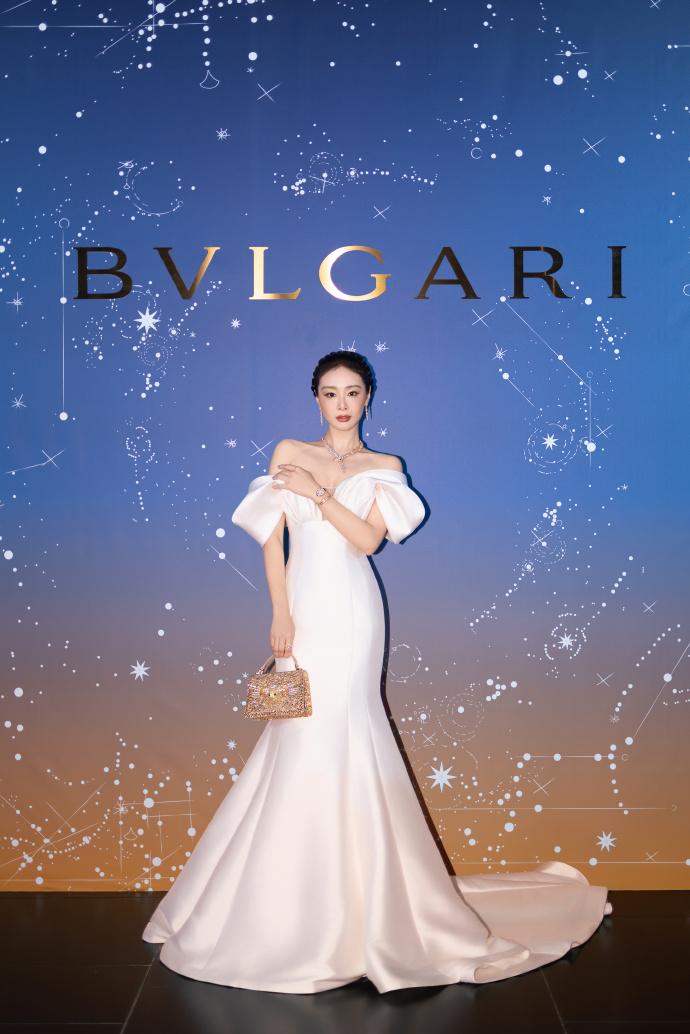 最近高叶在出席时尚活动的时候穿了一件白色的抹胸裙，看起来特别的高贵，真的好迷人。