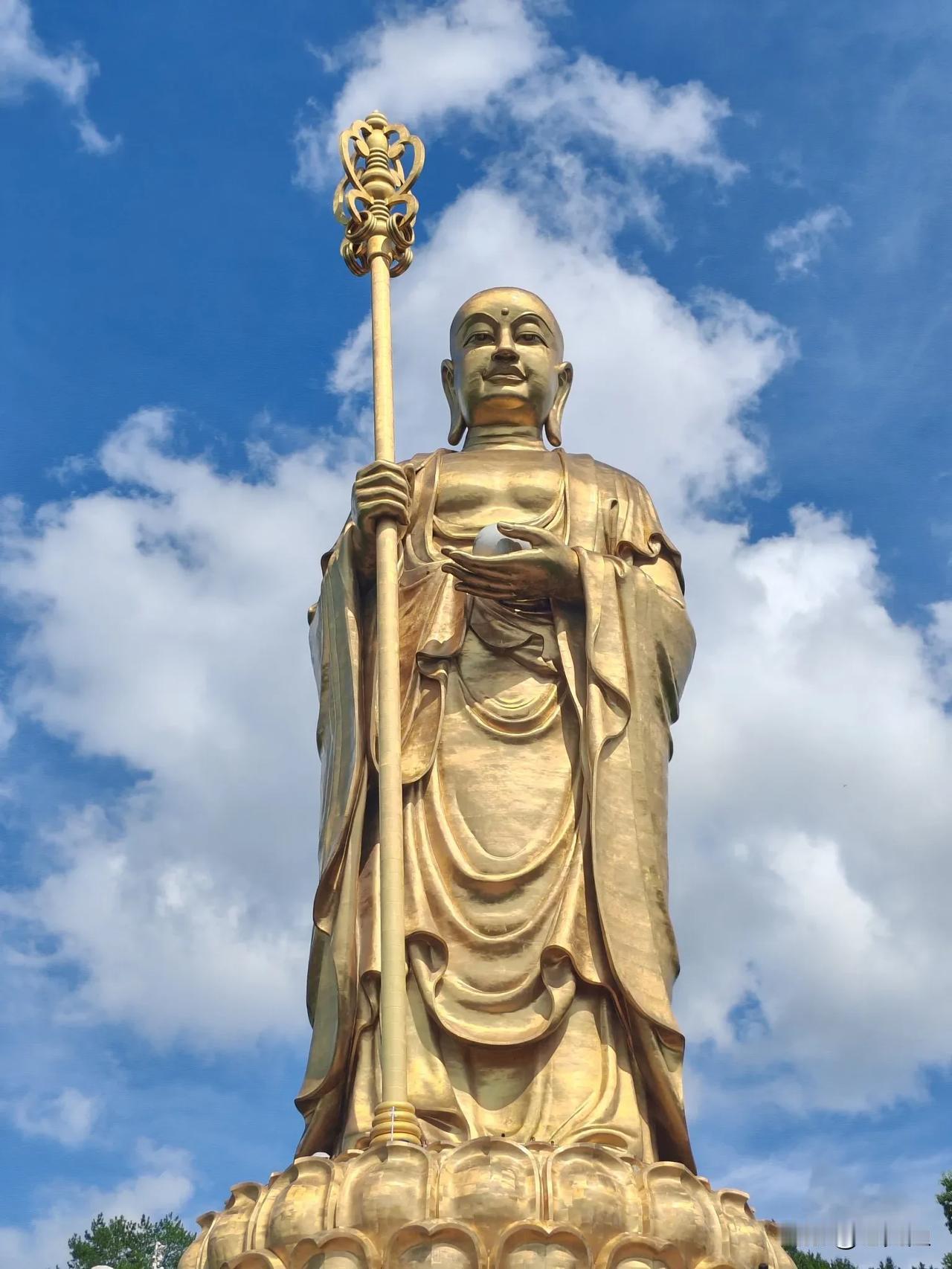 曾经我以为，随着科技进步和时代发展，宗教信仰会越来越边缘化。直到我走进九华山，才