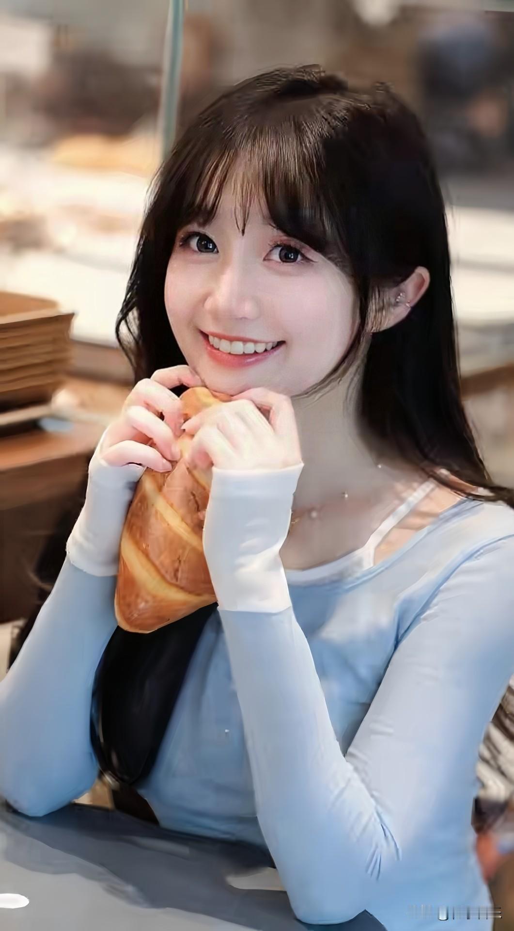 咖啡馆元气打卡✨ 甜笑自带柔光，一杯热拿铁，暖透一整天☕️😊
随手拍张图，分享